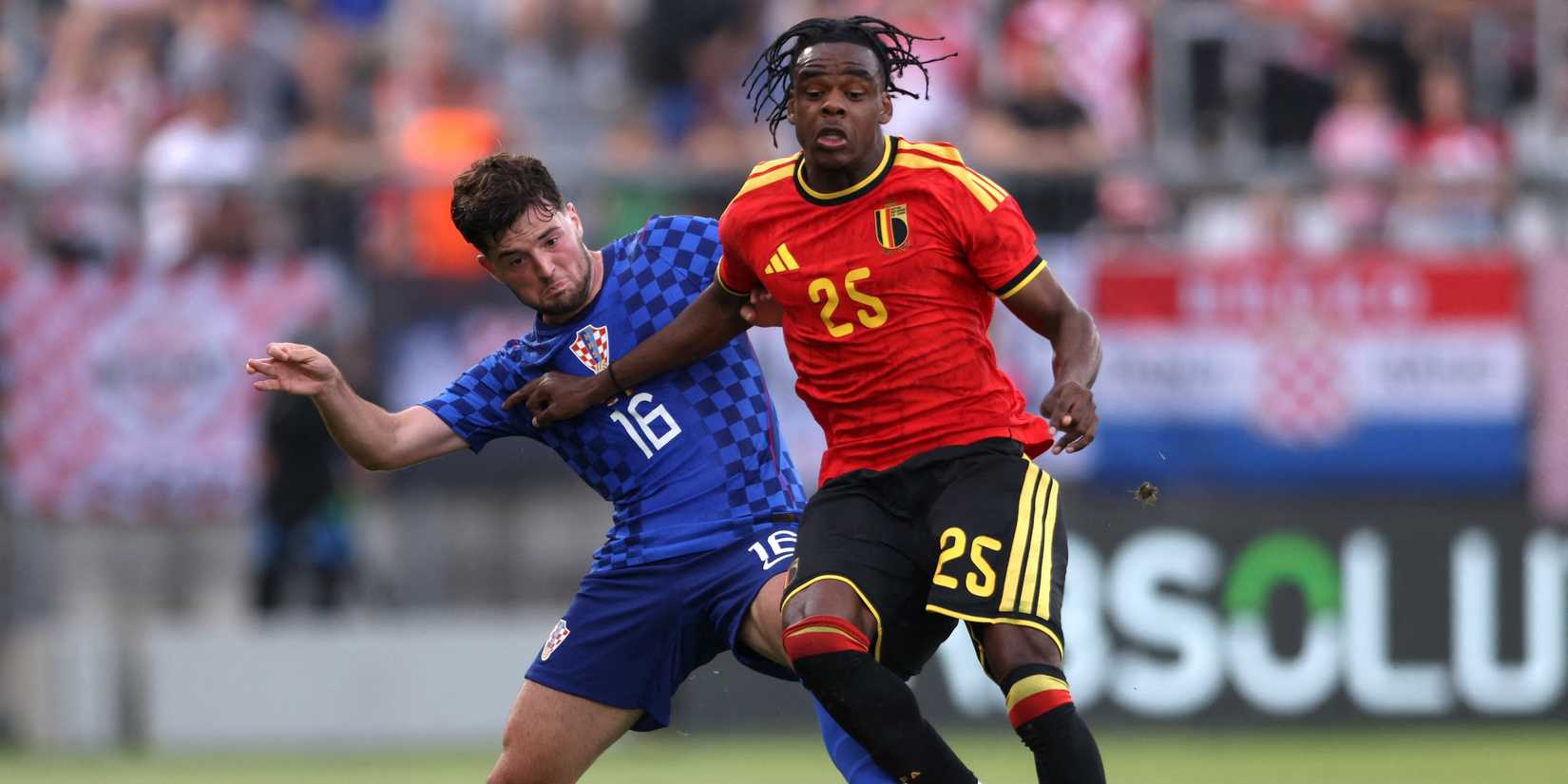Nathan Ngoy, da Bélgica, em ação com Martin Baturina, da Croácia