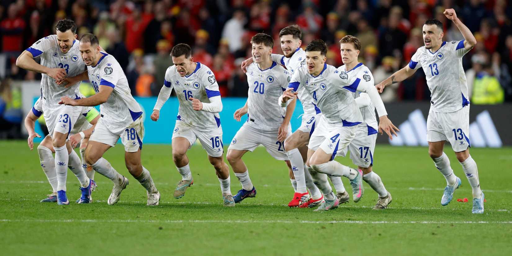 Jogadores da Bósnia e Herzegovina comemoram a vitória de Kerim Alajbegovic nos pênaltis 