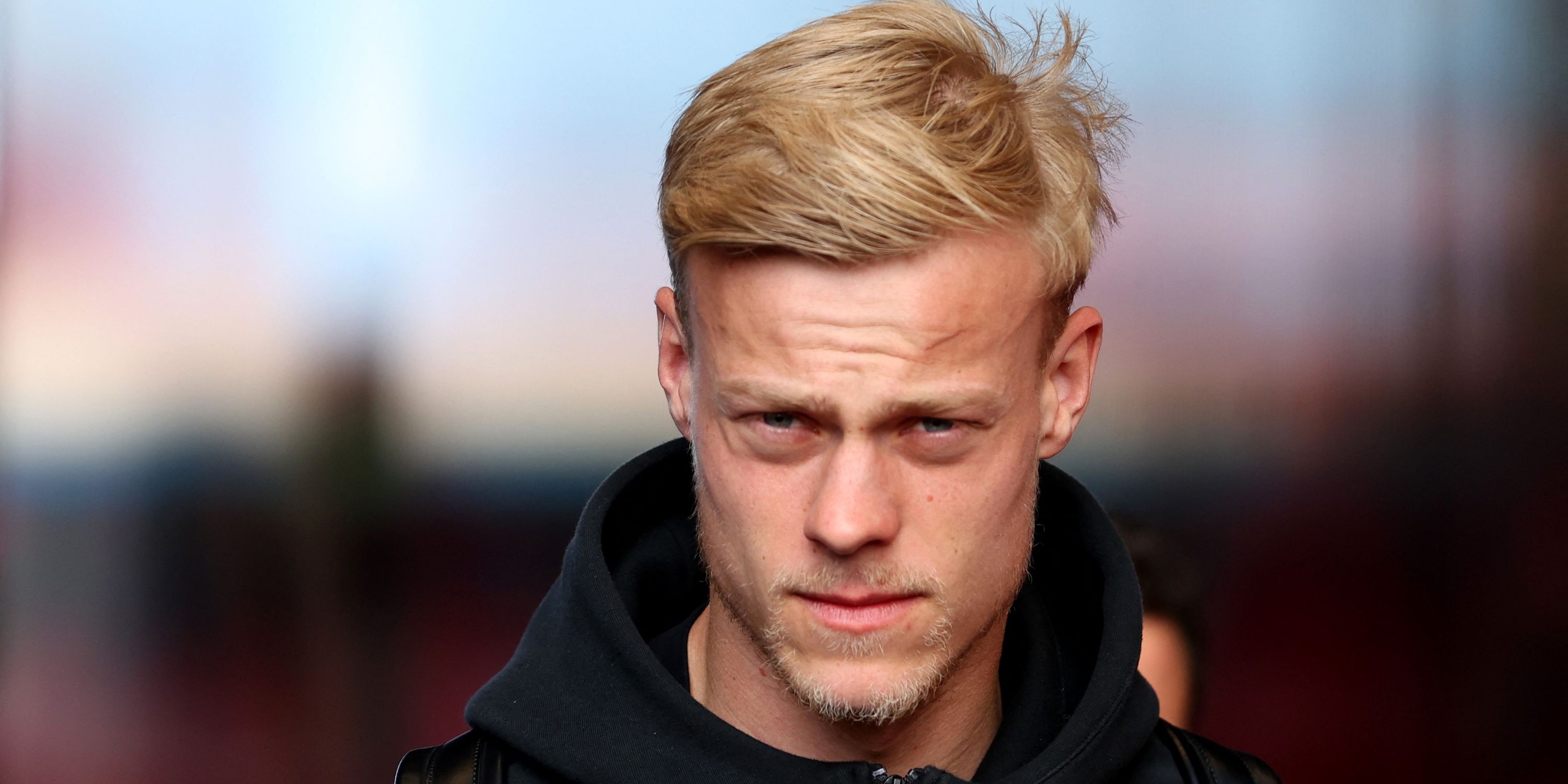 Jan Paul van Hecke, do Brighton, chega ao estádio antes da partida