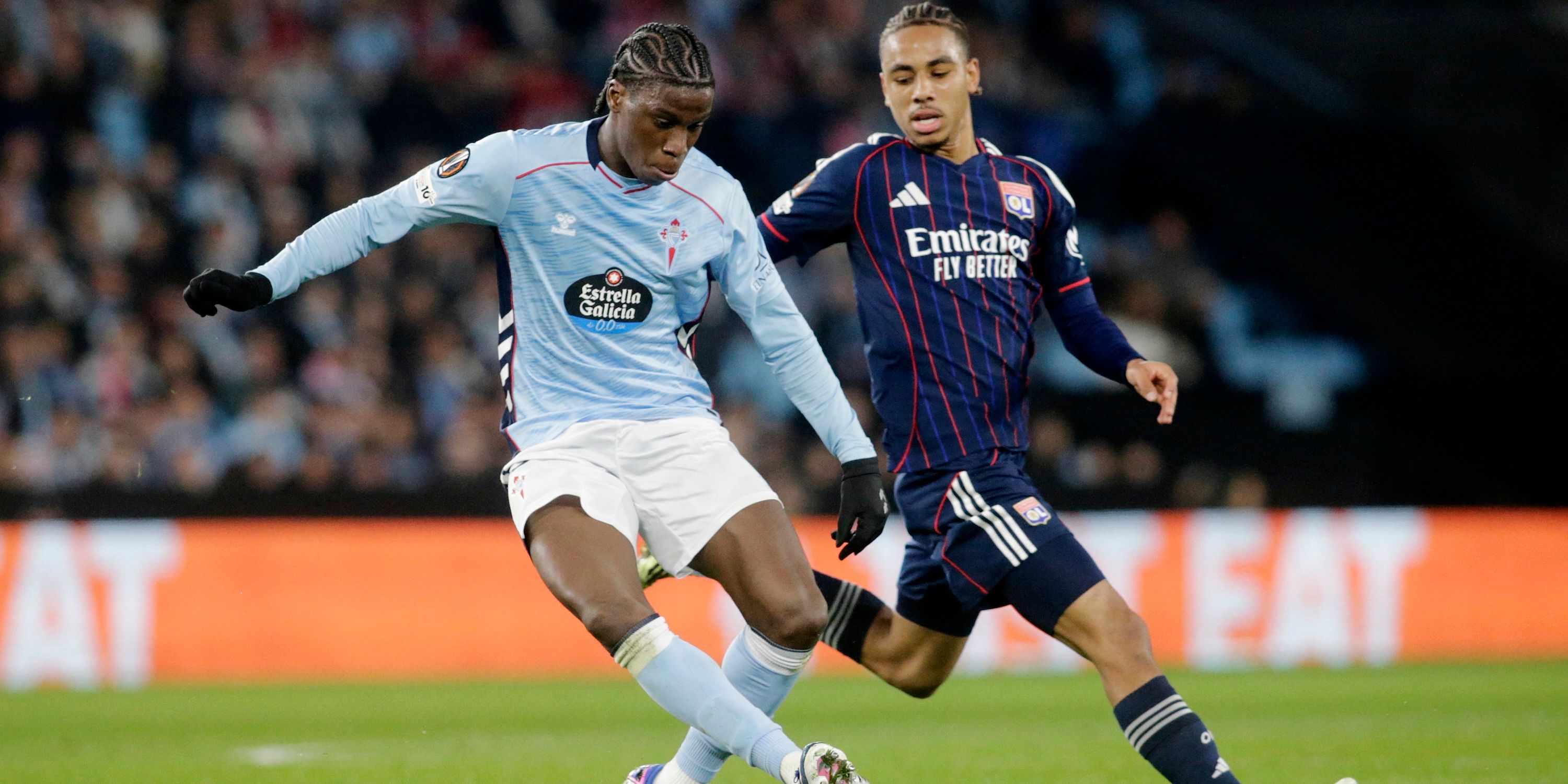 Aleix Moriba, do Celta Vigo, em ação com Noah Narti, do Olympique Lyonnais