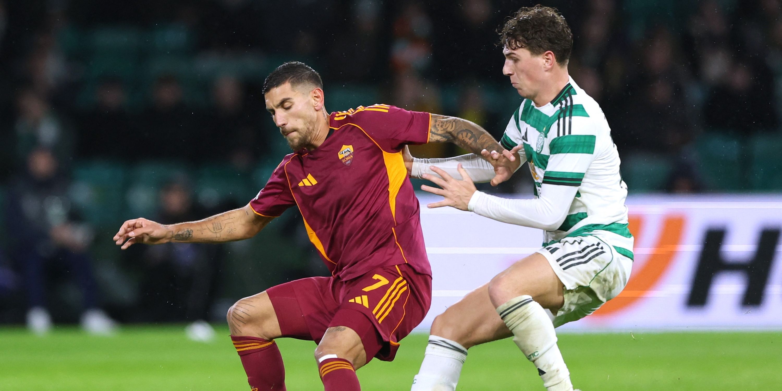 Arne Engels do Celtic em ação com Lorenzo Pellegrini da AS Roma