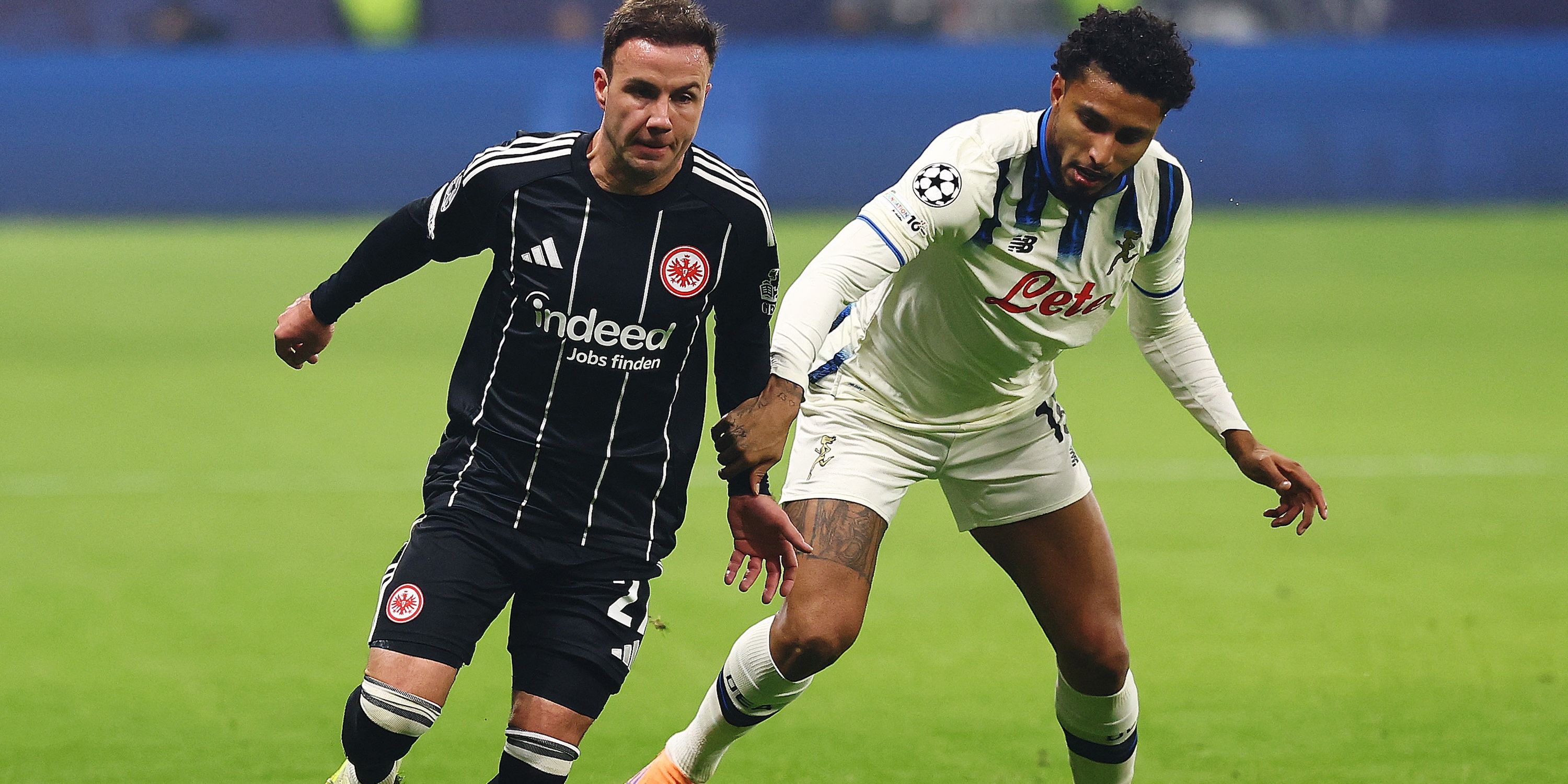 Mario Gotze de Eintracht Frankfurt en acción con Ederson de Atalanta