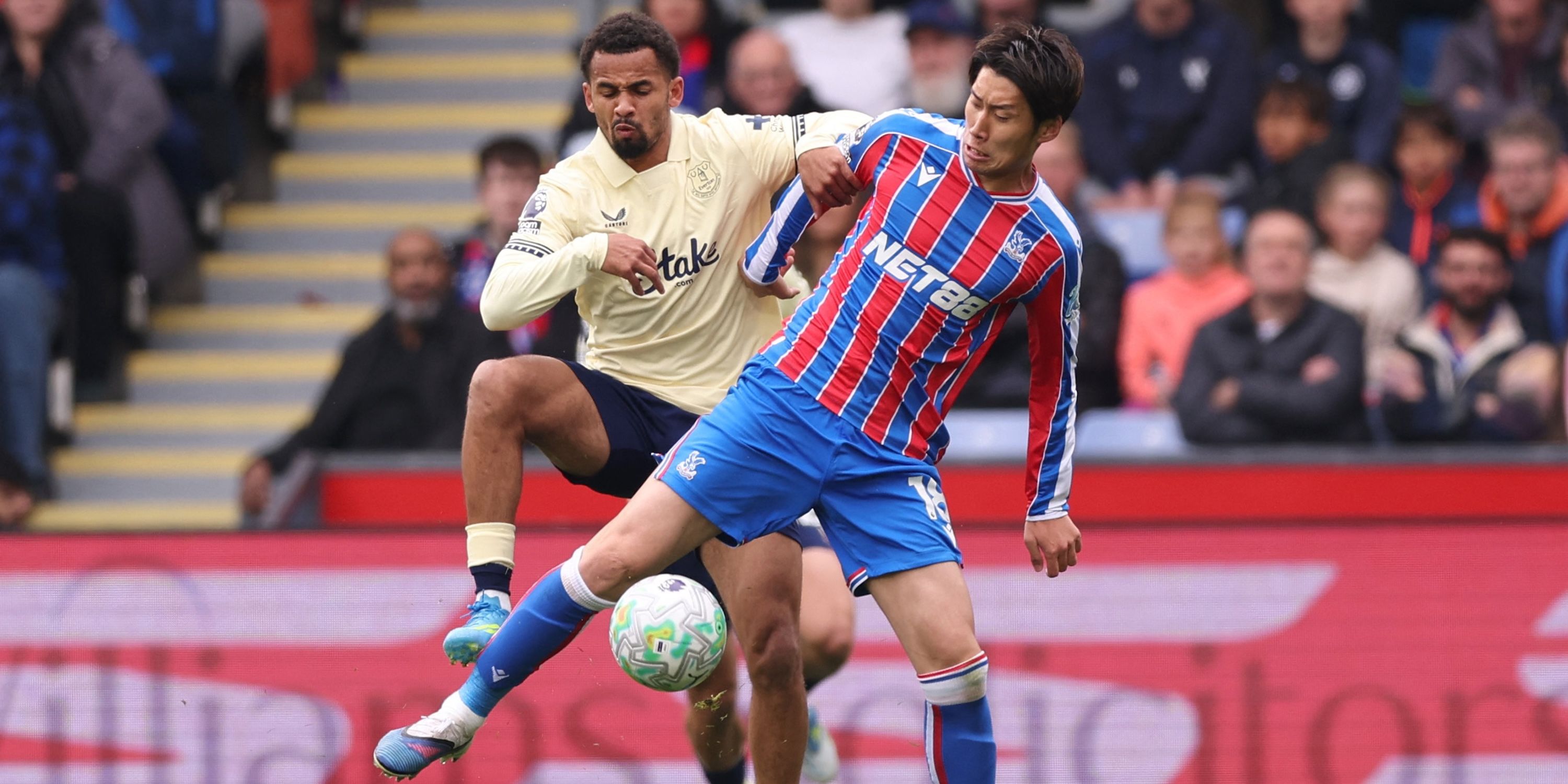 Elliman Nadia, do Everton, em ação com Dachi Kamada, do Crystal Palace