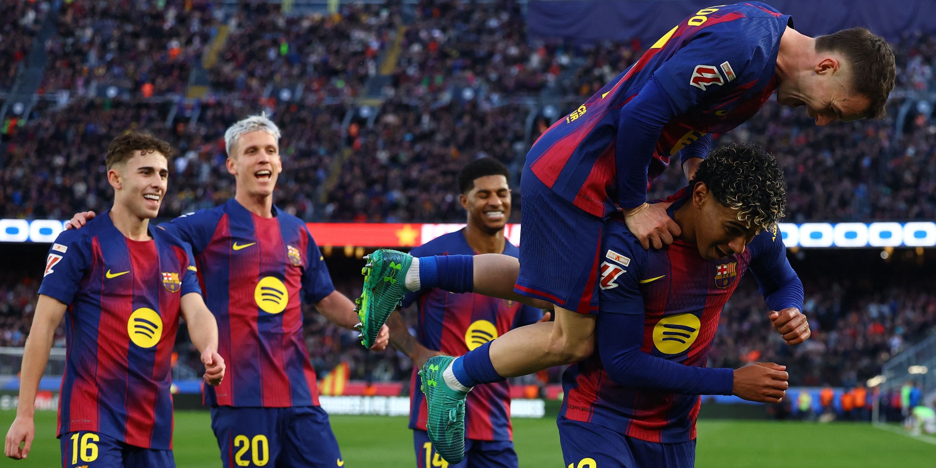 Lamine Yamal do FC Barcelona comemora seu segundo gol com Marc Casado do FC Barcelona, ​​​​Dani Olmo do FC Barcelona, ​​​​Fermín López do FC Barcelona e Marcus Rashford do FC Barcelona