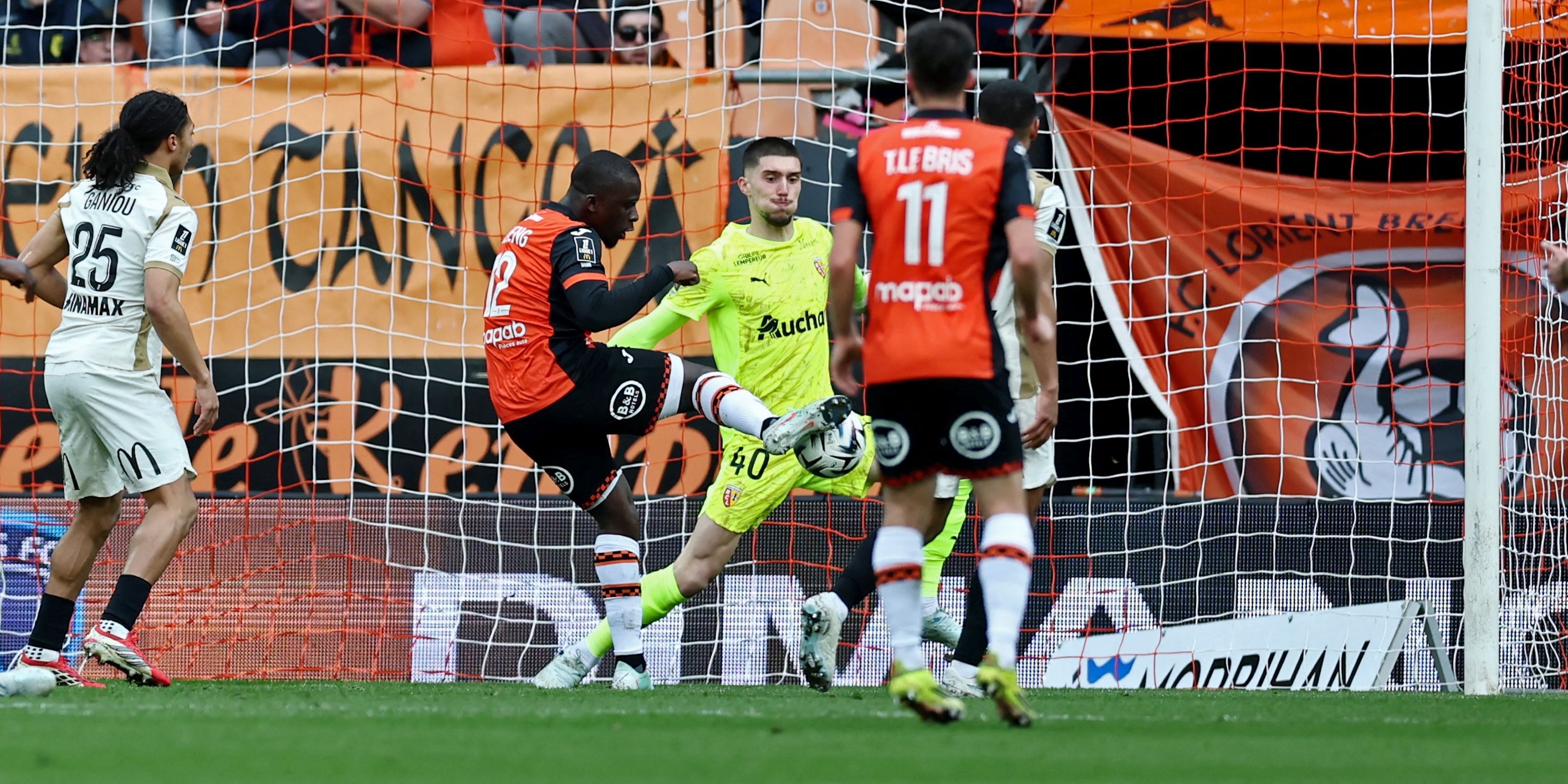 Bamba Dieng do FC Lorient marca seu primeiro gol