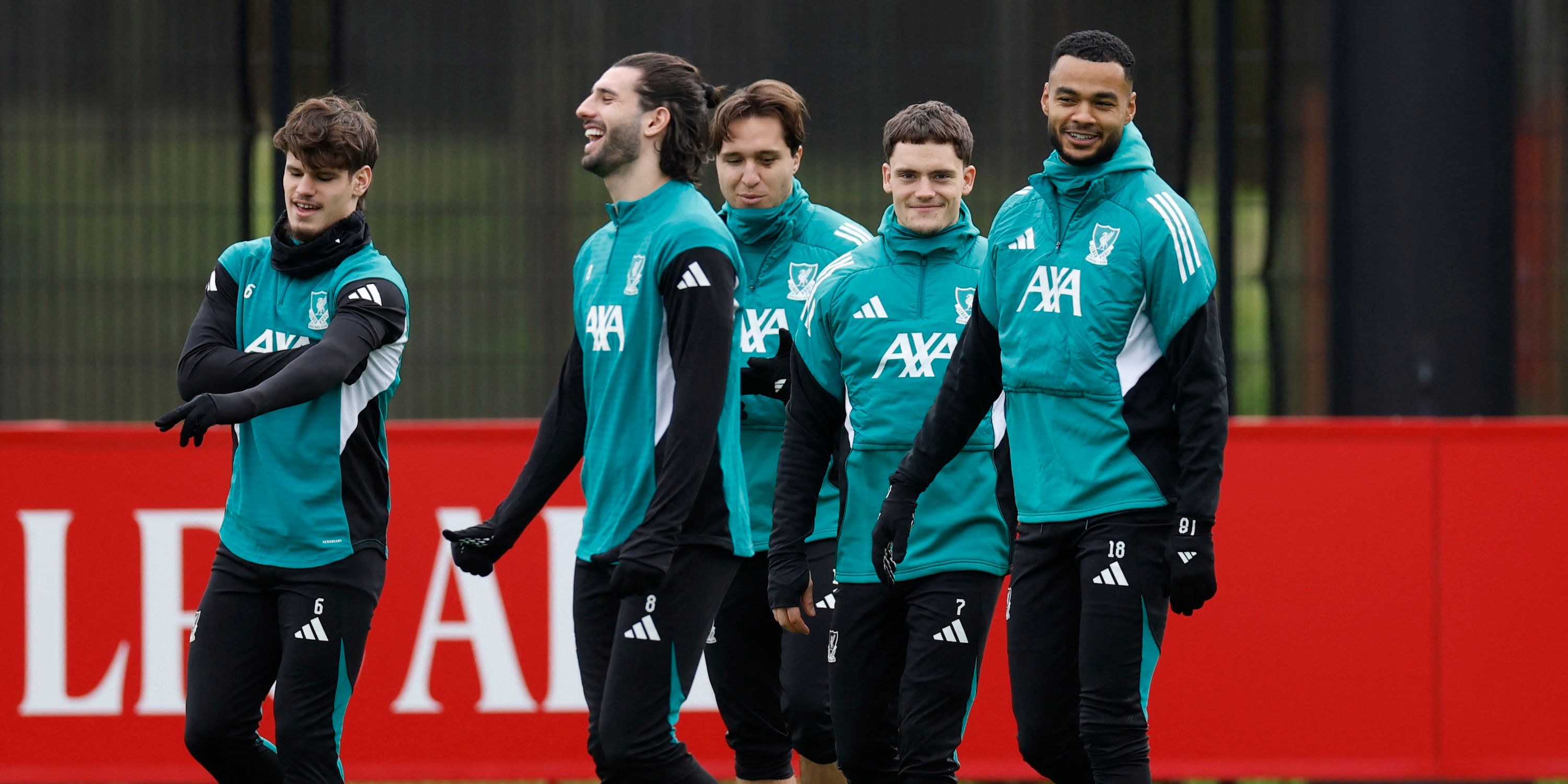 Milos Kerkez, Dominik Szoboszlai, Federico Chiesa, Florian Wirtz e Cody Gakpo do Liverpool durante o treinamento
