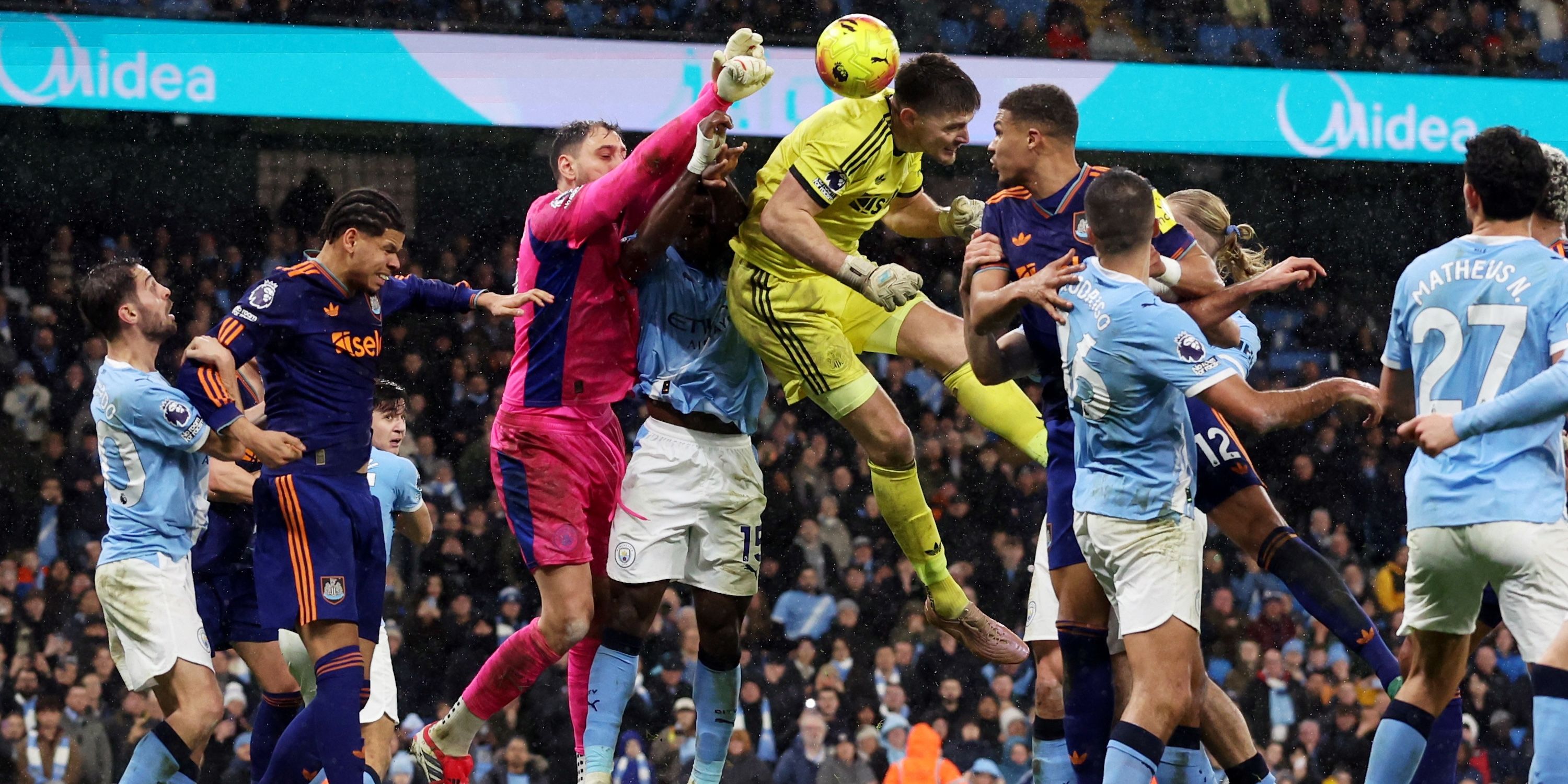 Gianluigi Donnarumma do Manchester City em ação com Nick Pope do Newcastle United
