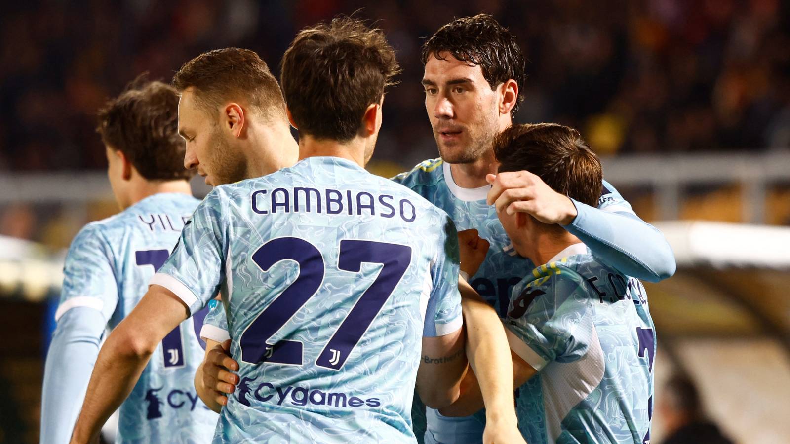 Newcastle now in decisive talks to sign Vlahovic as striker makes PL decision