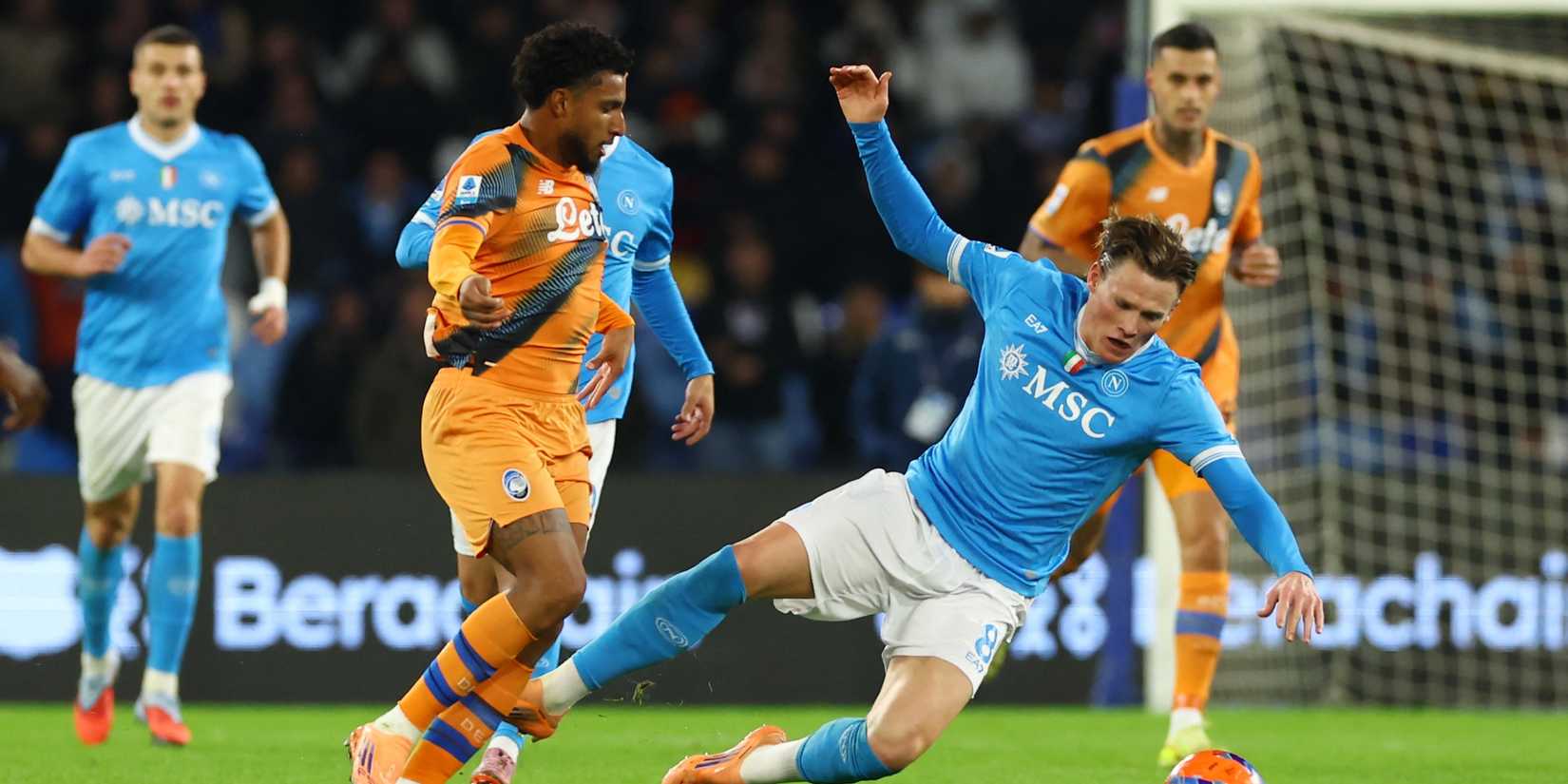     Scott McTominay, do Napoli, em ação com Ederson, da Atalanta