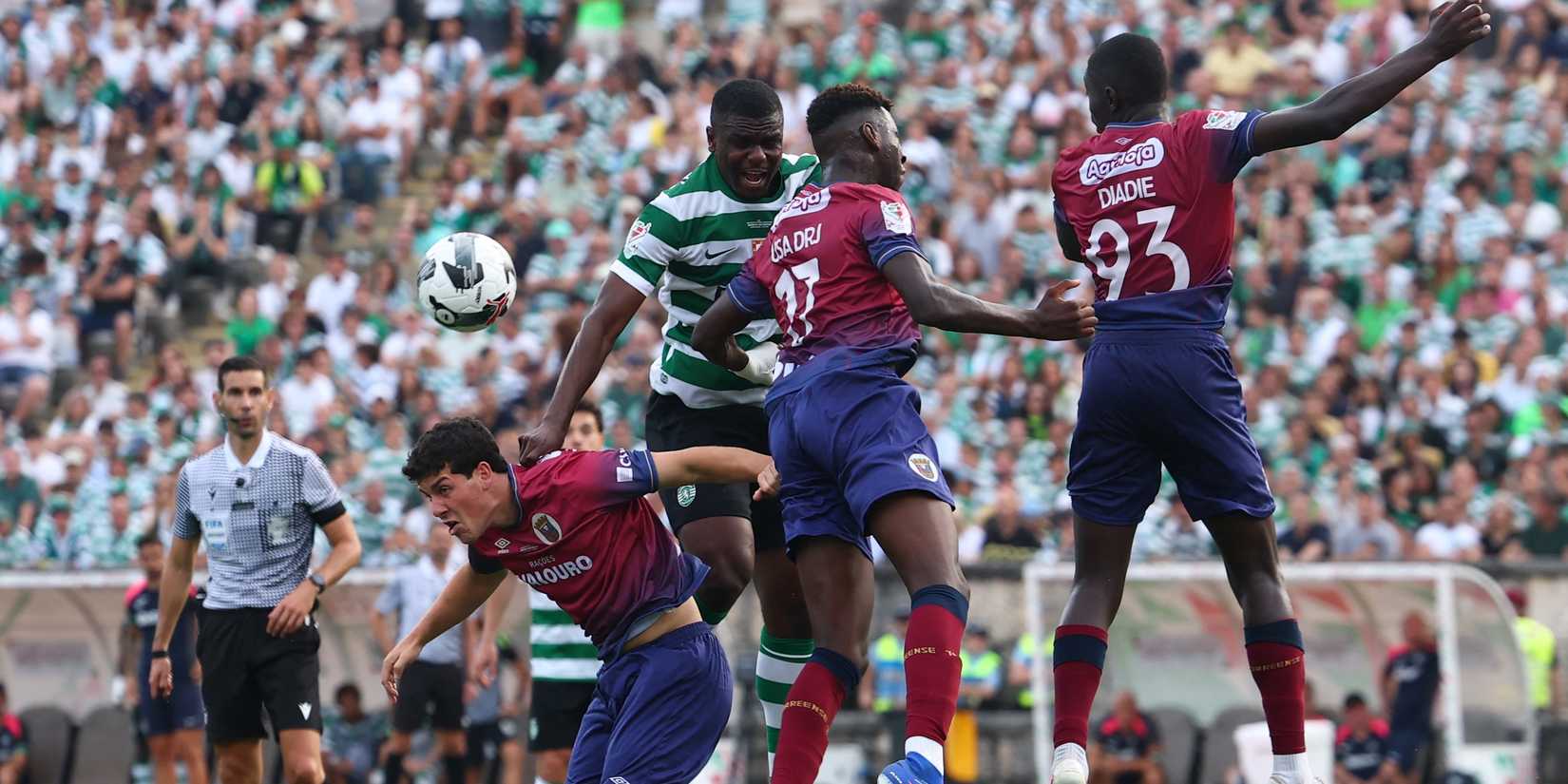 Ousmane Diomande do Sporting CP em ação com Mohamed Diadie e Musa Drammeh da SCU Torreense