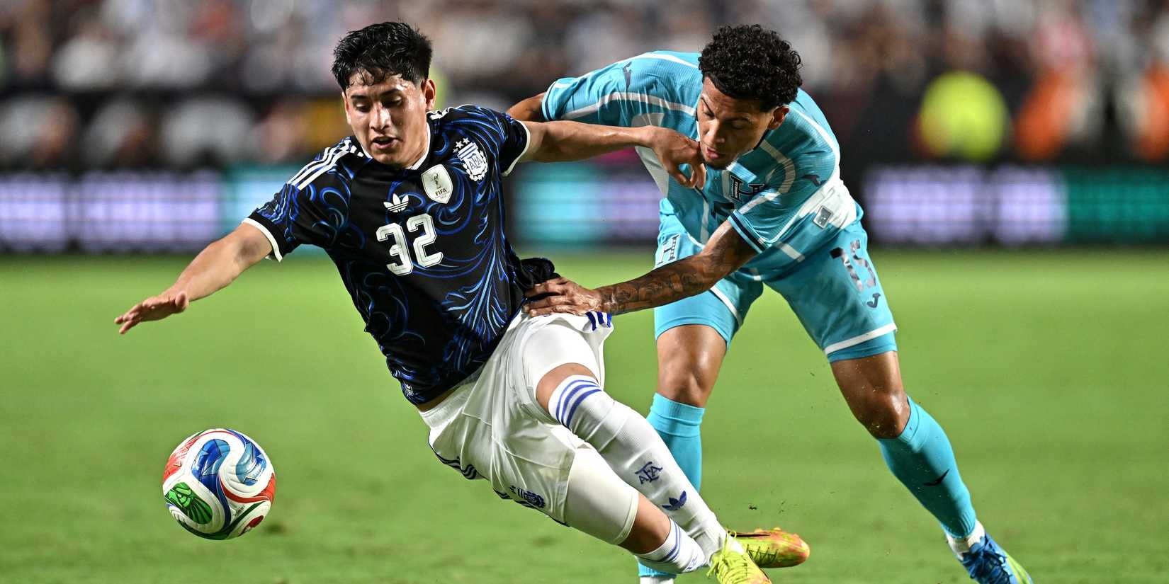 Argentina's Tomas Aranda in action with Honduras' David Ruiz 