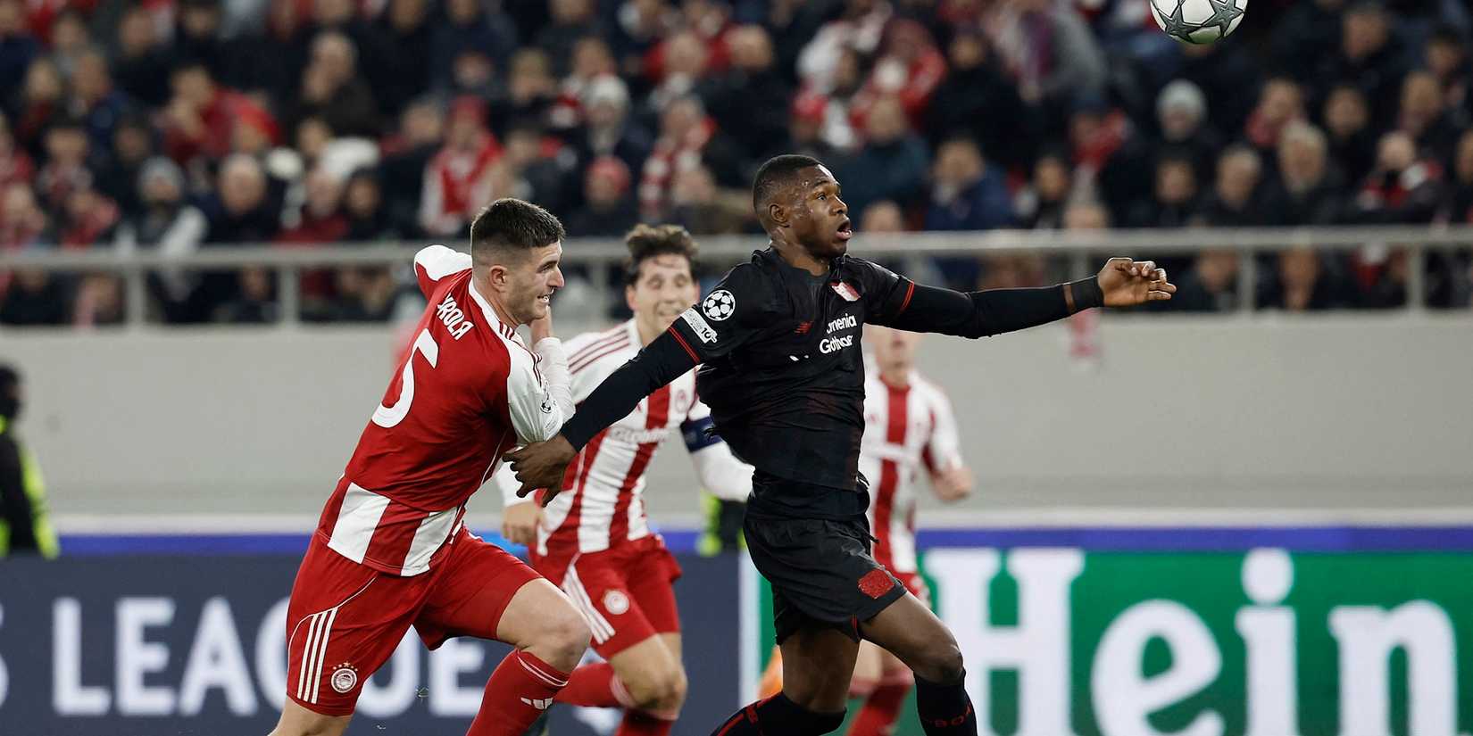  Bayer Leverkusen's Christian Kofane in action with Olympiacos' Lorenzo Pirola