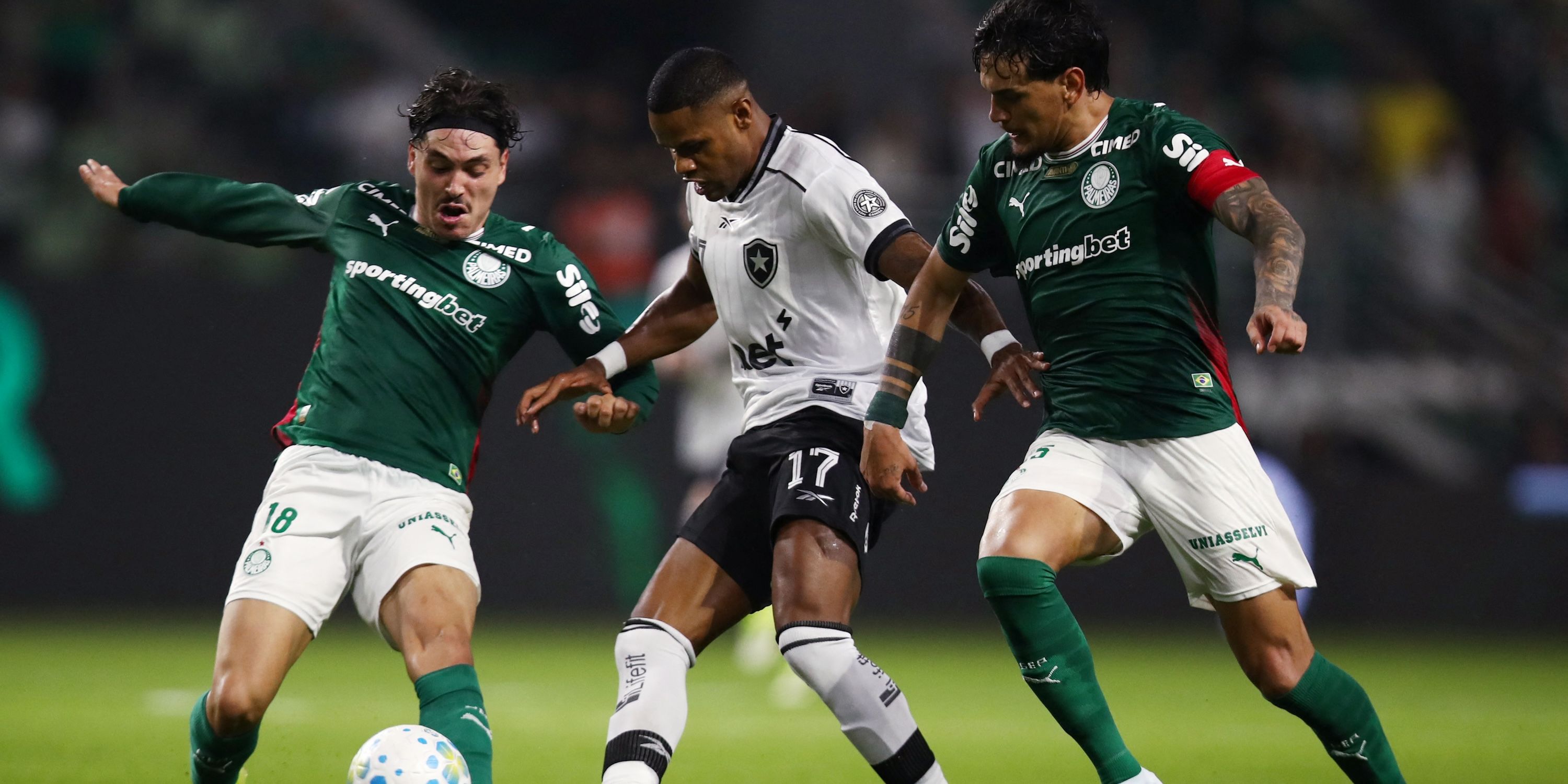 Junior Santos, do Botafogo, em ação com Mauricio e Gustavo Gomez, do Palmeiras 