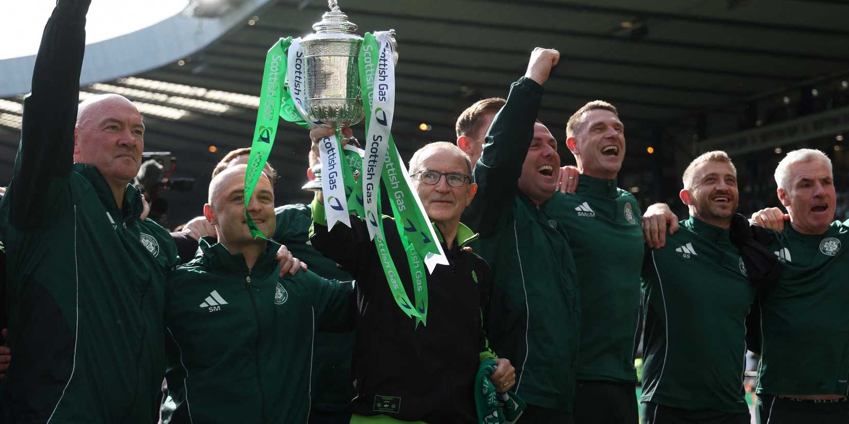 O técnico do Celtic, Martin O'Neill, o assistente técnico Shaun Maloney e a equipe comemoram