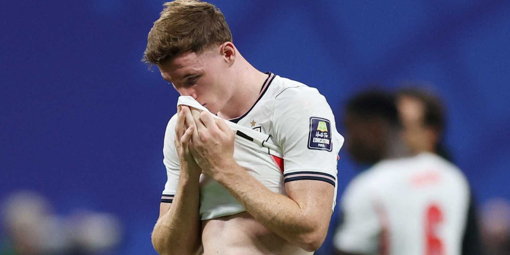 O internacional inglês Elliot Anderson parece desanimado após a partida com a eliminação da Inglaterra da Copa do Mundo.