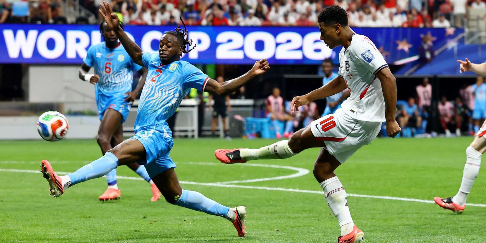Jude Bellingham (Inglaterra) em batalha com Aaron Wan Bissaka (RD Congo)