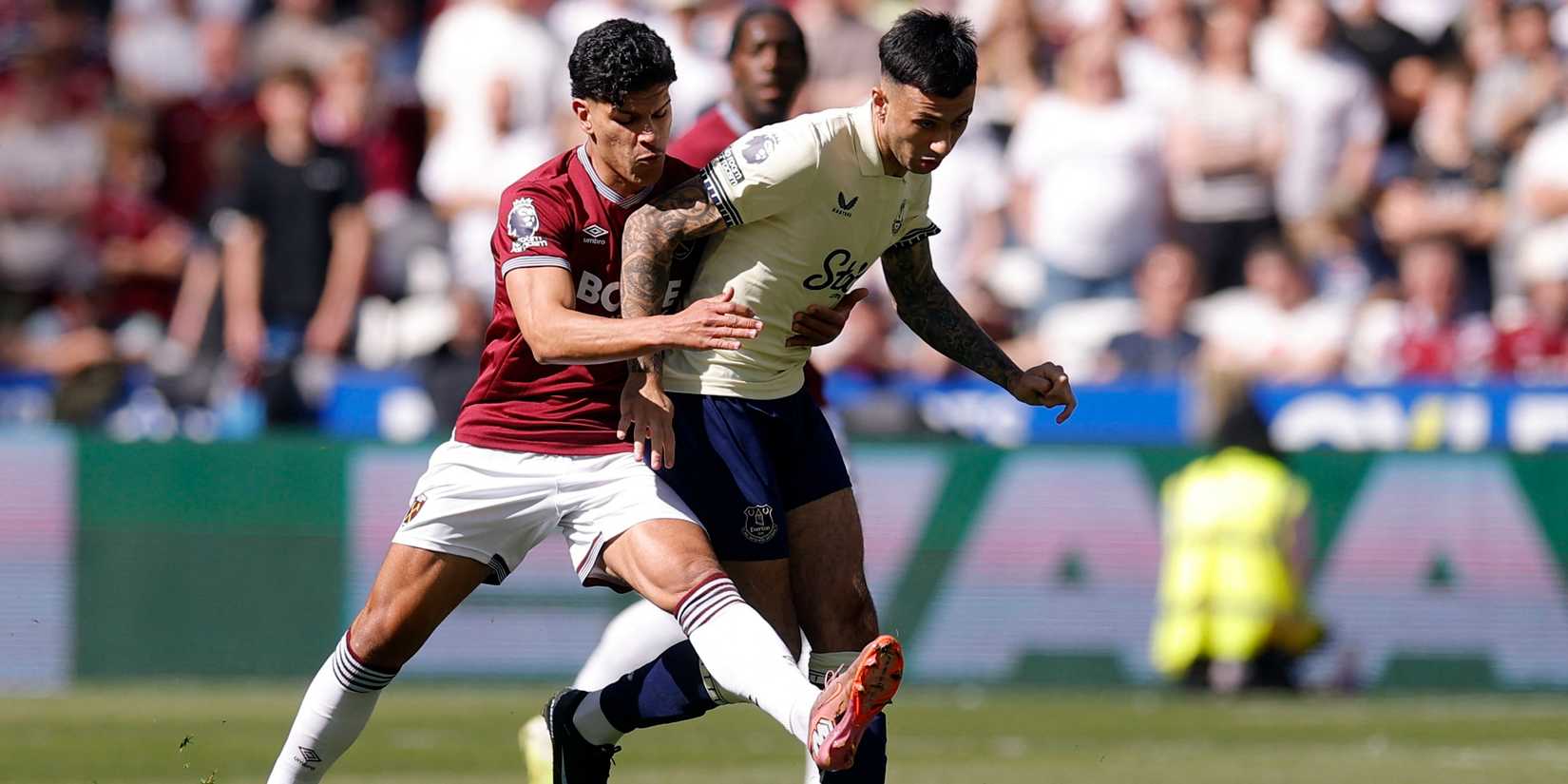 Everton's Dwight McNeil in action with West Ham United's Mateus Fernandes