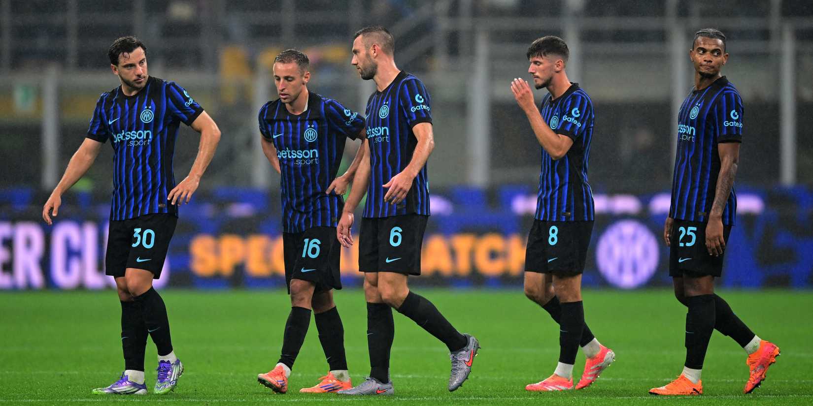 Inter Milan's Carlos Augusto, Davide Frattesi, Stefan de Vrij, Petar Sucic and Manuel Akanji 