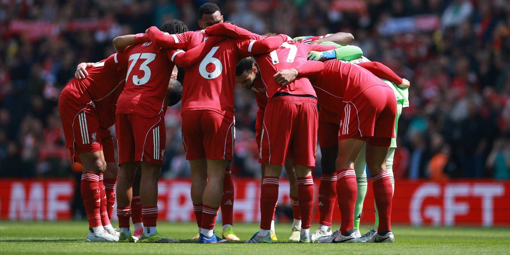  Liverpool players huddle before the match