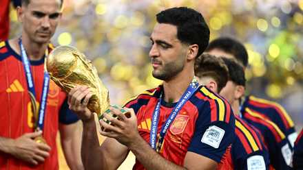 Mikel Merino dengan trofi Piala Dunia