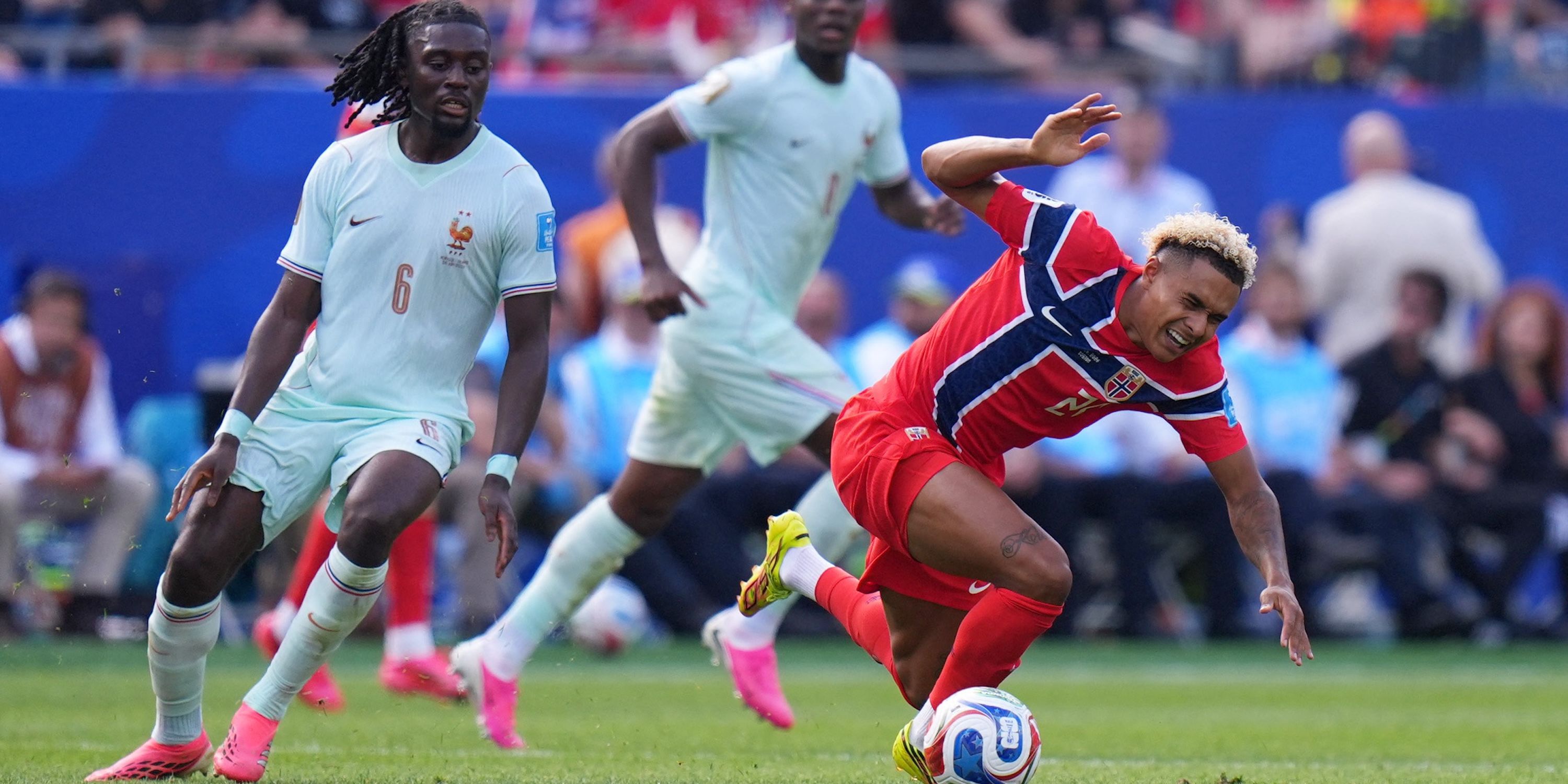 Norway's Antonio Nusa in action with France's Manu Kone