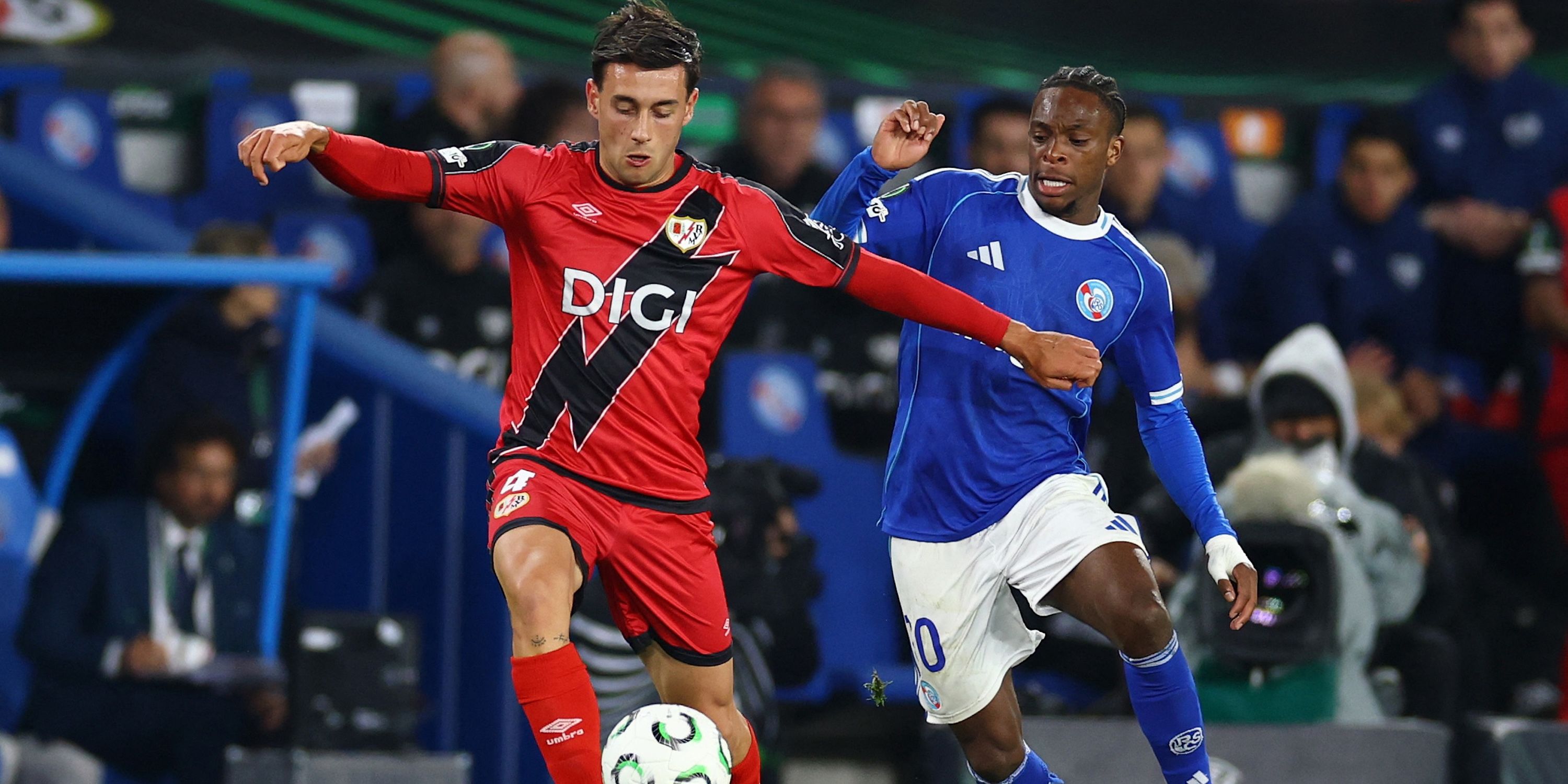 Pedro Díaz do Rayo Vallecano em ação com Martial Godo do RC Estrasburgo