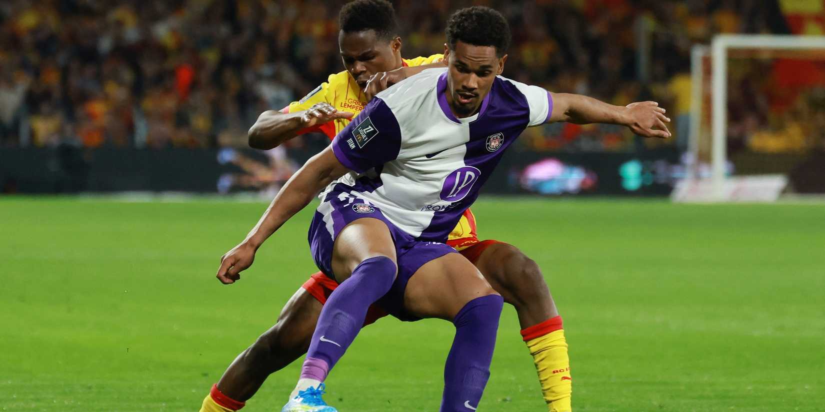 Toulouse's Emersonn in action RC Lens's Mamadou Sangare