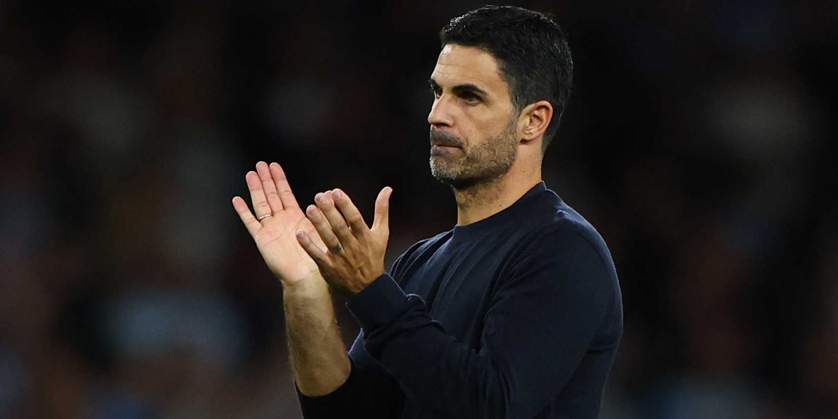 O técnico do Arsenal, Mikel Arteta, aplaude os torcedores após a partida