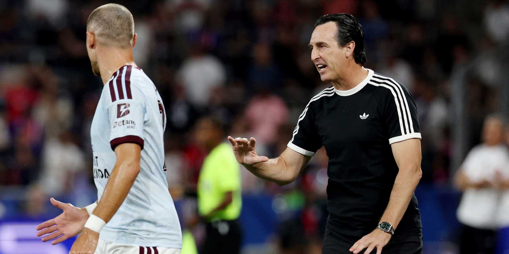 Aston Villa manager Unai Emery gives instructions to Aston Villa's Matty Cash