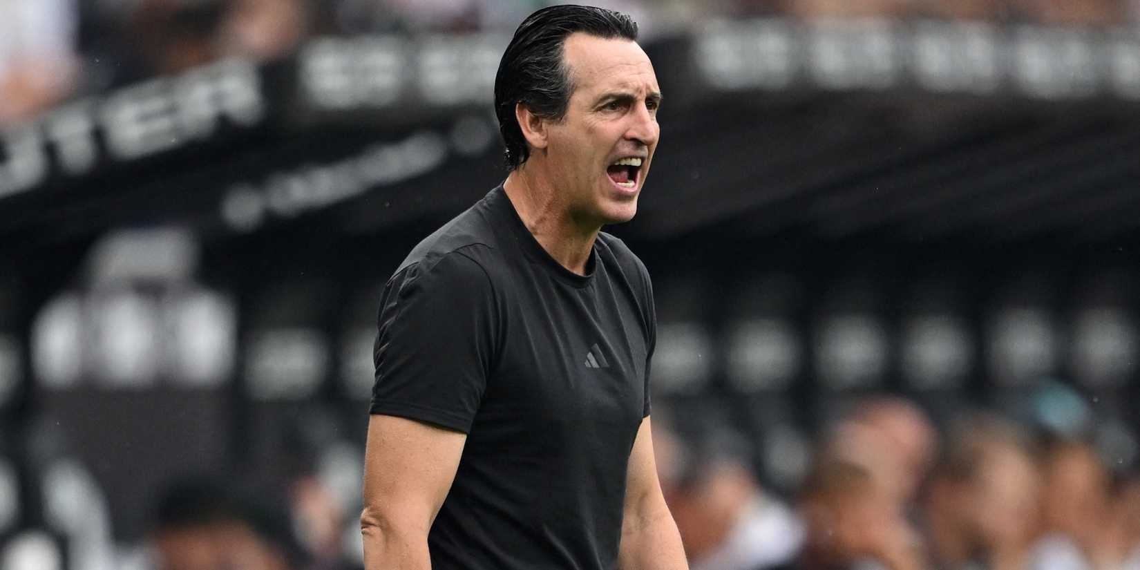 O técnico do Aston Villa, Unai Emery, reage