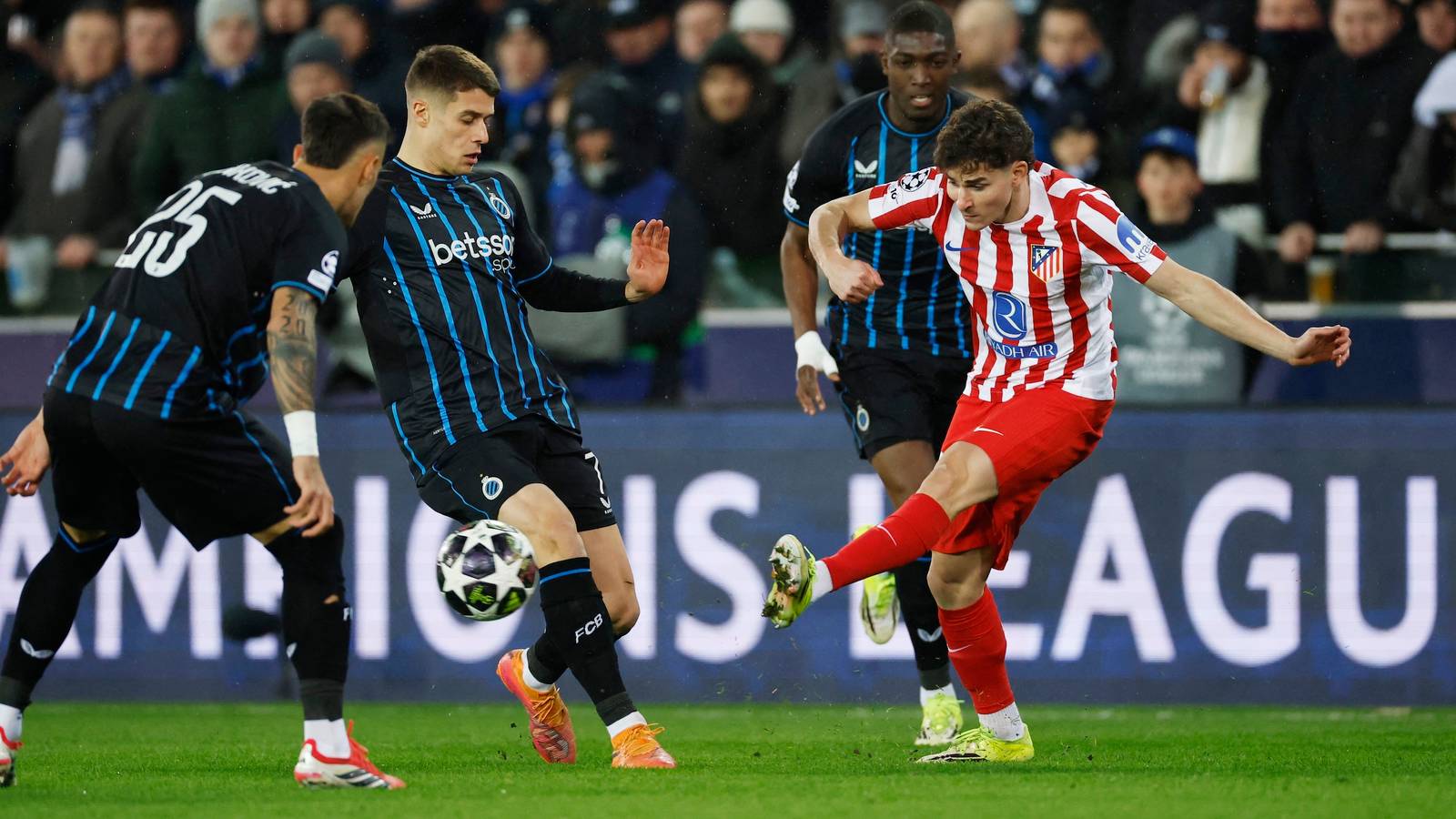 Man Utd burst into race for £43m "Luis Suarez regen" who's also wanted by Leeds