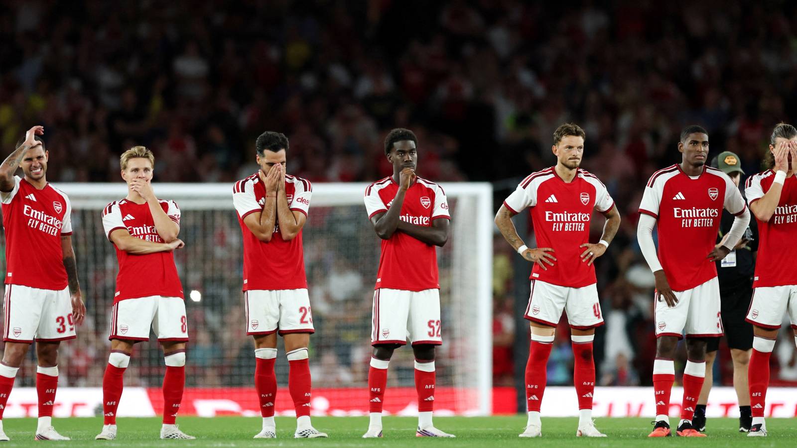 Ex-Arsenal right-back close to Premier League return as Everton push for deal