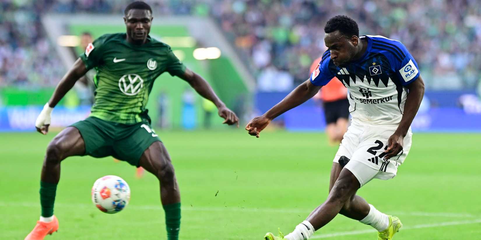 Hamburg SV's Philip Otele in action with VfL Wolfsburg's Jonas Adjetey