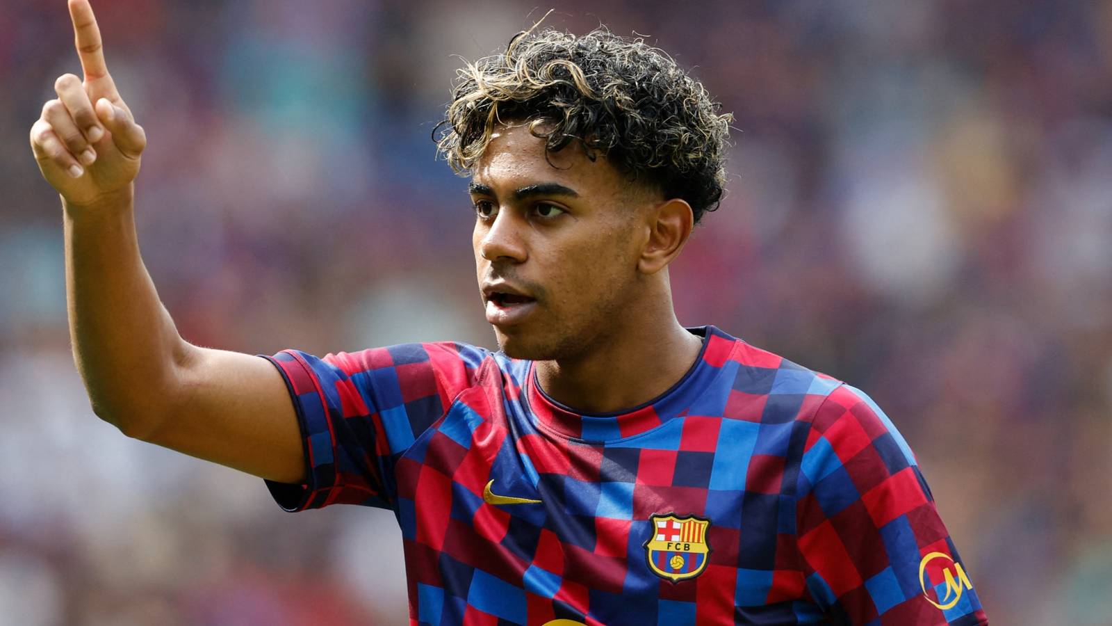 Lamine Yamal's "toughest opponent" would love to join Man Utd with January move on