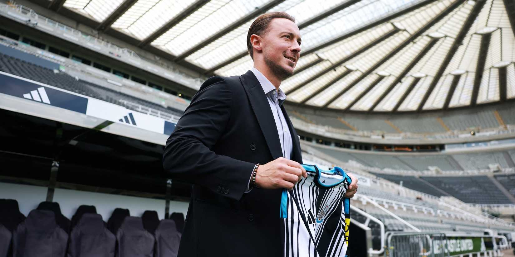 O técnico do Newcastle United, Matthias Geisl, posa com seu kit caseiro em campo.