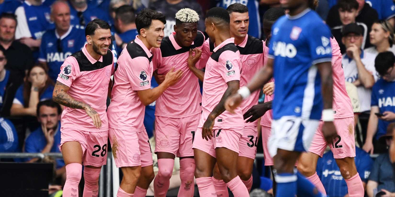 Sunderland's Nilson Angulo celebrates scoring their first goal with teammates