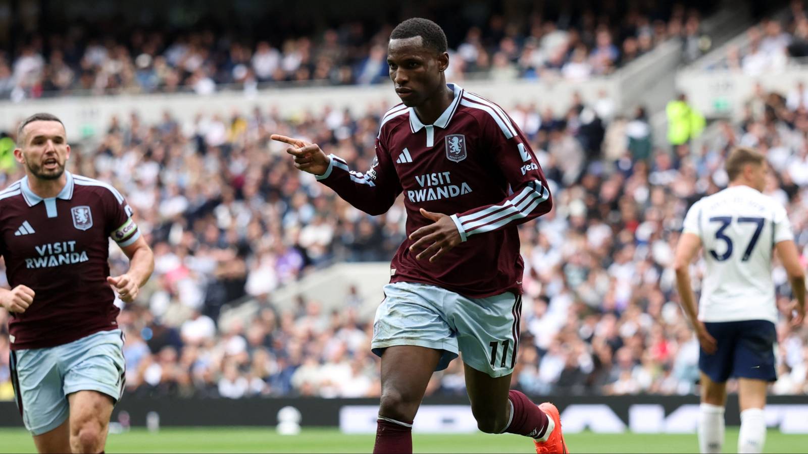 Embarrassed by Jackson: 3/10 star just had his worst game in a Spurs shirt