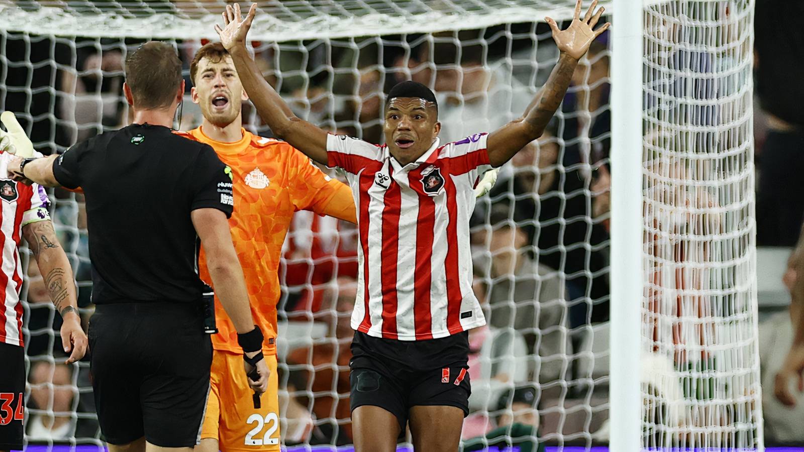 Worse than Reinildo: Le Bris must drop Sunderland star after 4/10 display