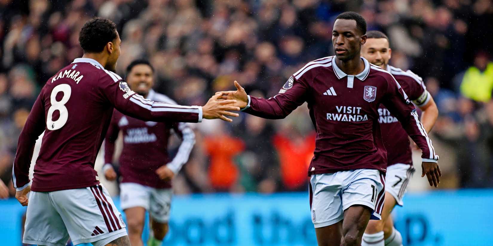 Boubacar Kamara celebrates with Nicolas Jackson