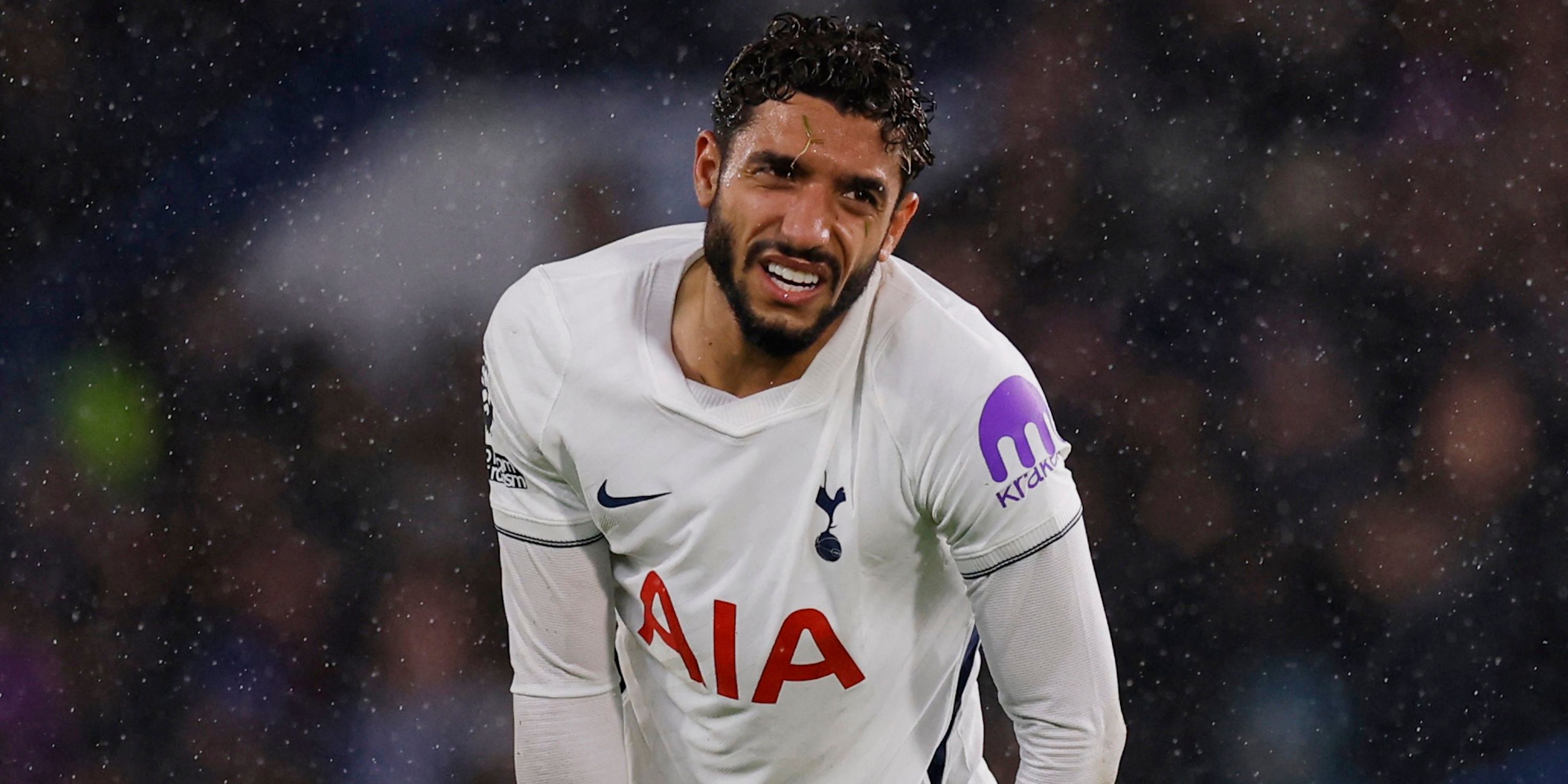 Omar Marmoush del Tottenham Hotspur reacciona después de sufrir una lesión 